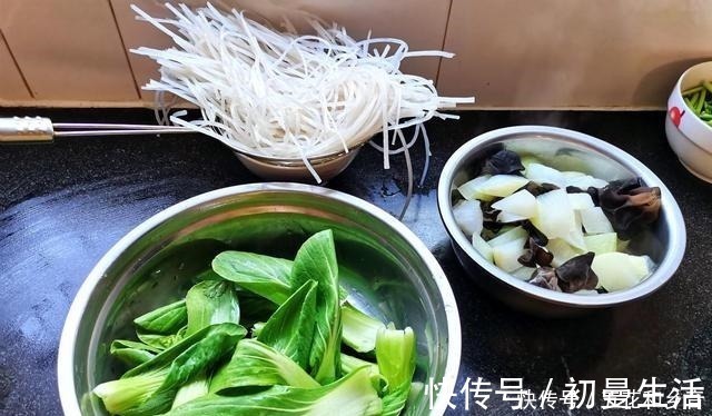 婆婆家的午餐,满满的盆装肉,真的是吃一顿饱两顿,解馋!