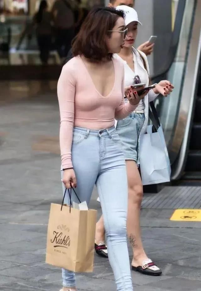 哪一位|穿搭时尚的两位闺蜜,哪一位的打扮更让你“心动”