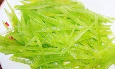 清炒莴苣丝|经常出汗可能是缺钾的表现,多吃点它,补钾又营养