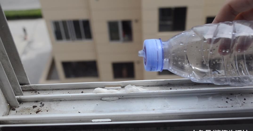 塑料瓶别再扔了, 改造一下, 秒变清洁神器, 解决了家家户户的难题