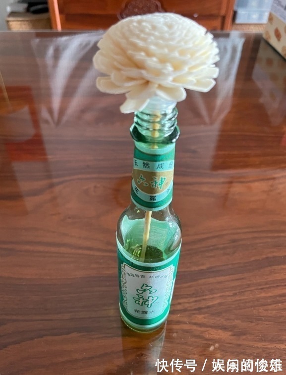 |搞笑GIF趣图:老爷子成功的把榴莲吃出了芥末的味道!