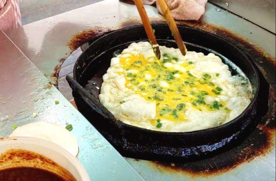 大妈摆摊做鸡蛋饼，配菜只有三样，食客好吃到差点把舌头给吞了