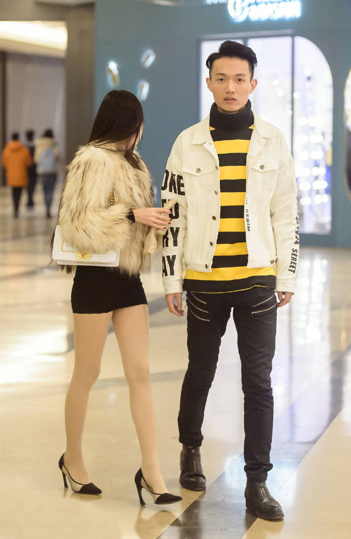 皮草|街拍:一身皮草的小姐姐好害羞,穿衣讲究上面要保温,下面要保鲜