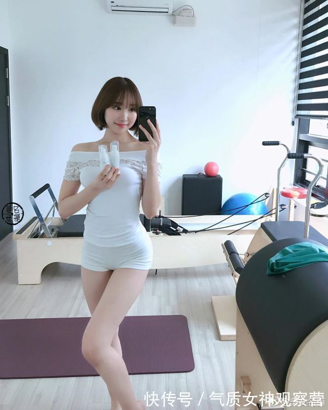 好身材 白色紧身上衣搭配短裤,展示性感好身材,有魅力