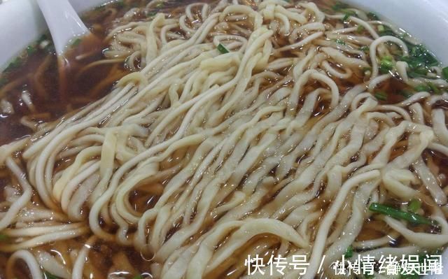 做手擀面时,不要直接和面,加入这两样,面条更筋道爽滑