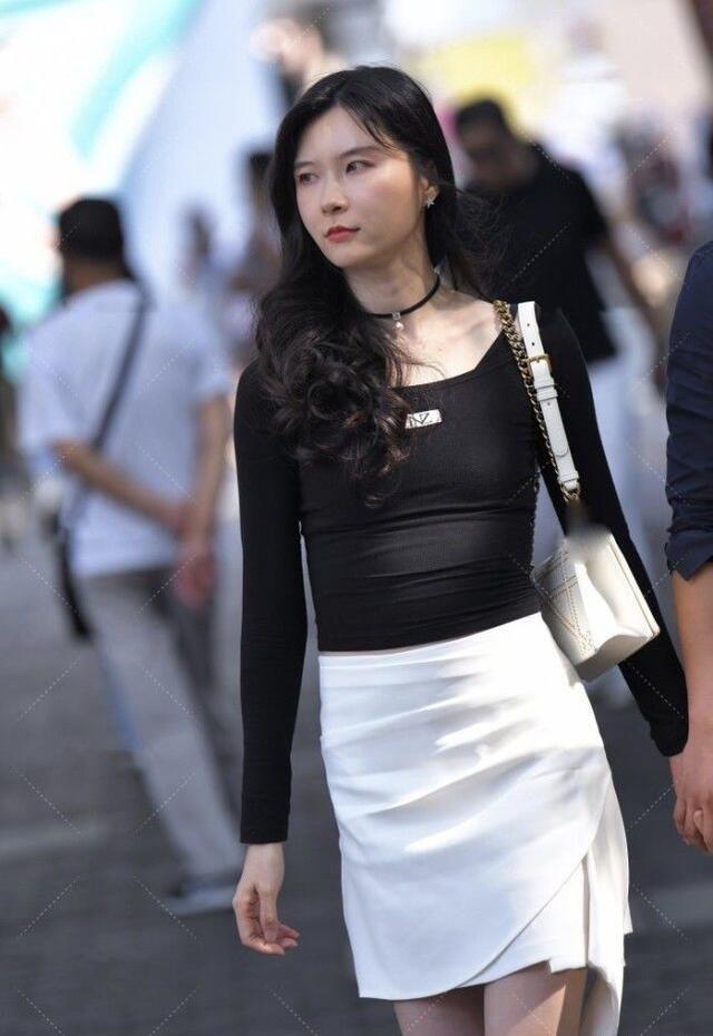 高跟鞋|紧身上衣+白色包臀裙显腿长,高跟鞋中藏个“蝴蝶结”,太有心机