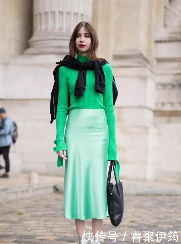 同色系|入冬别再用毛衣配大衣了,今年流行3条裙子,时髦又洋气