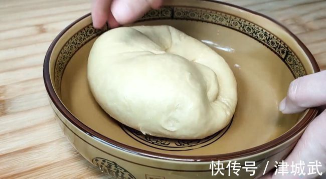 想吃面包不用买，方法简单不用烤箱，在家就能做，出锅暄软又拉丝