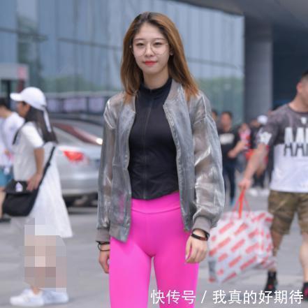 戴眼镜的表姐看着斯文,没想到就喜欢穿鲜艳的瑜伽裤出门