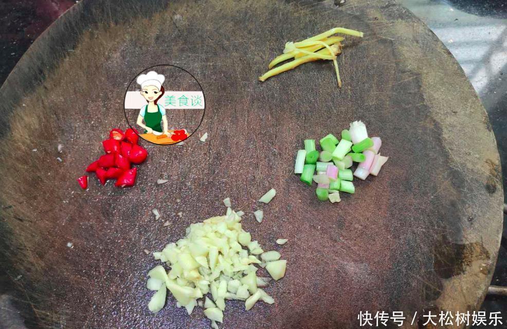 炒茄子时,切完别直接炒!多加1步骤,茄子香软不吸油,超级入味