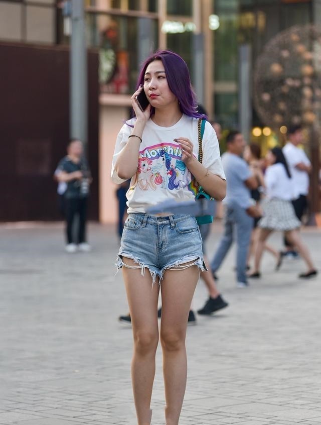 潮流感 常见的白T恤搭配牛仔短裤,也能穿出潮流感,风格独特!