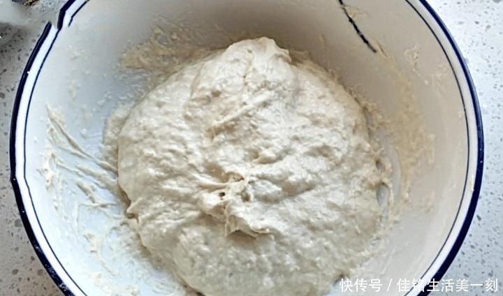 原来葱花饼的做法如此简单,筷子一搅,蓬松暄软又劲道,百吃不厌