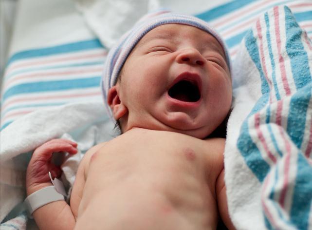 宝宝|养护新生儿宝宝坑太多,10个“带娃禁忌”家长要了解,别做错坑娃