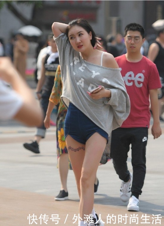 胳膊|美女穿成这样就不要抬胳膊了,大哥走路都变了