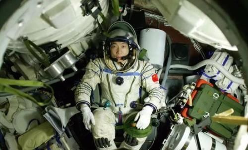 中国“焊接第一人”高凤林:拒绝外企8倍年薪,闲时焊接东风导弹