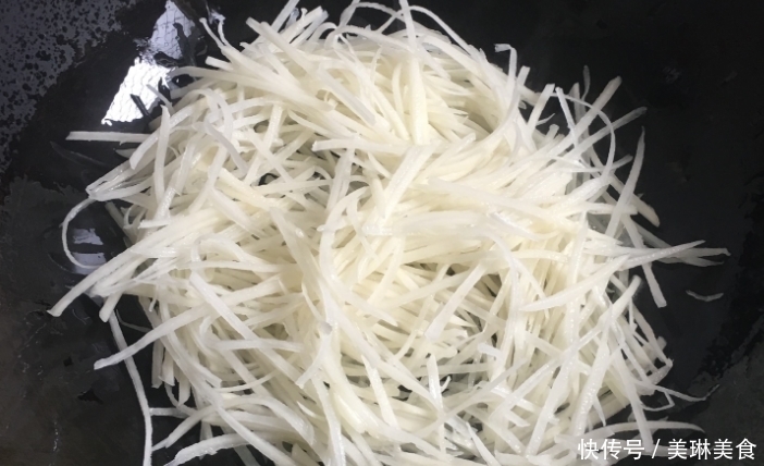 炒土豆丝时不要只知道加醋,掌握正确的方法,做完爽脆可口还入味