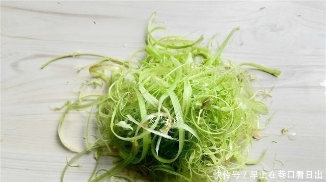 西芹别直接炒,下锅之前多做一步,口感细嫩幼滑,不输大饭店!