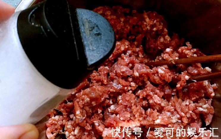 调牛肉馅,记住“一个窍门”,调好后鲜嫩多汁,包包子喷香好吃