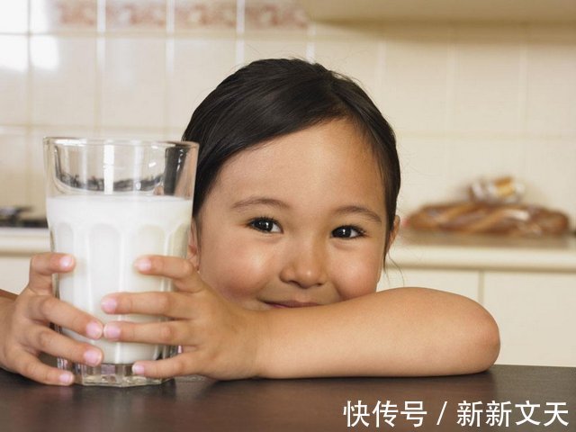 钙质|中国人钙摄入量不足欧美一半,“学生奶”真能强壮孩子吗?