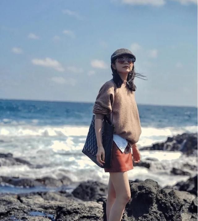 用力过猛 入冬后流行“毛衣+裙子”,时髦优雅又大方,适合大部分女生穿