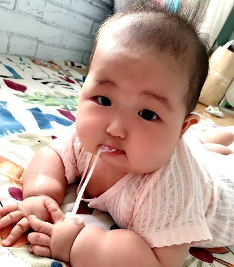 喂奶|宝宝为什么总吐奶提醒别每次都只会竖抱拍嗝,当心有危险