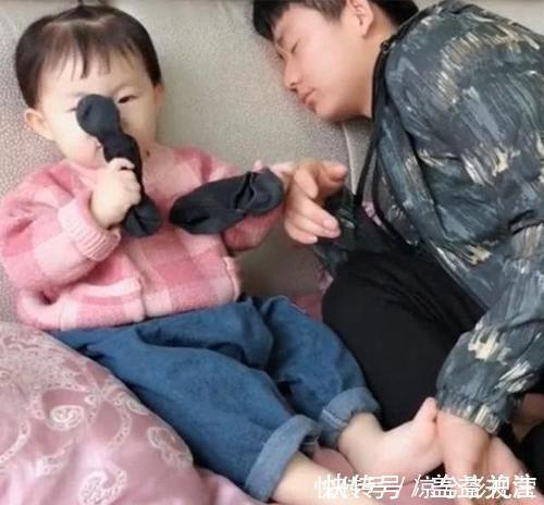 臭袜子|爸爸假装被臭袜子熏晕,女儿闻过后也晕了,结果让妈妈忍不住笑喷