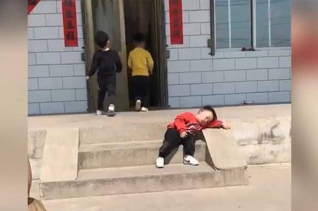 妈妈|自从去了奶奶家,瞧到儿子在院子里晒太阳的画风,妈妈笑喷了