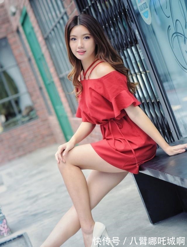 版型 红色的一字肩连衣裙,尽显优雅知性的女人味