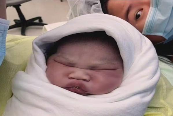 臭脸|“臭脸新生儿”走红网络,出生就带着怨气,网友:在娘胎里受气了