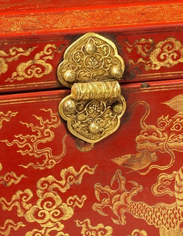明永乐年间的古董经匣,红漆底戗金龙纹,属于皇室一级宝贝