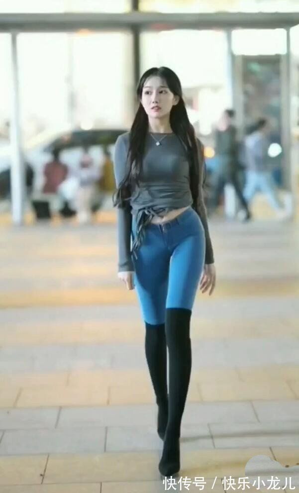 穿搭 小姐姐穿灰色长袖个性上衣,配蓝色打底裤,很有时尚气质