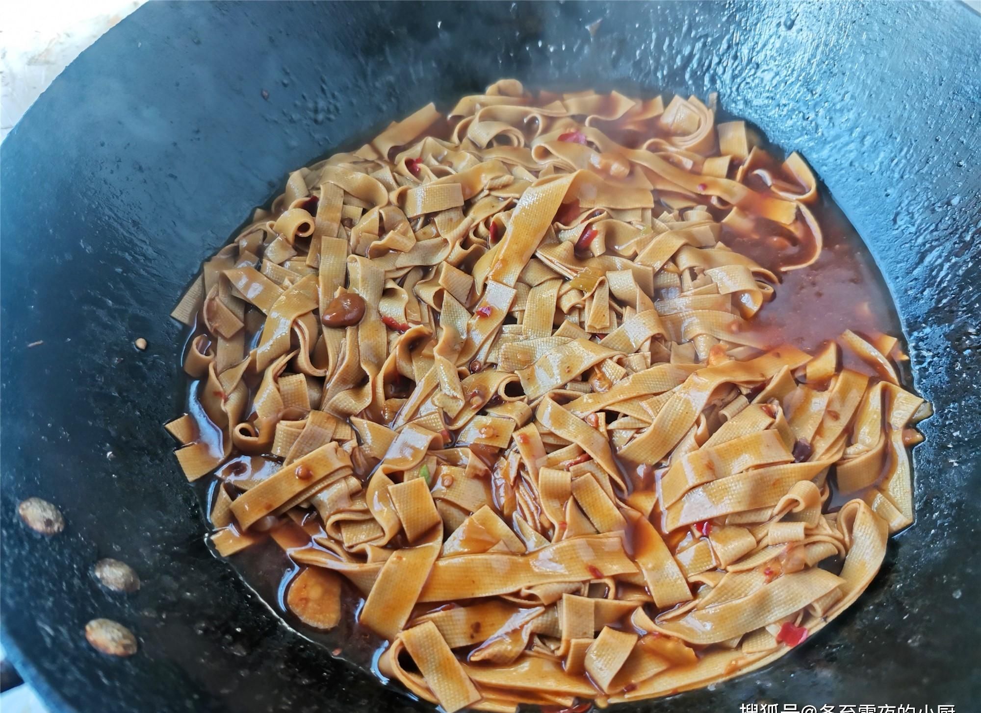 水煮干豆腐家常做法,包菜脆嫩,干豆腐劲道爽滑,不放肉也好吃