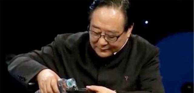 赝品#男子带“破碗”去鉴宝,遭观众嘲笑,专家倒进一杯水后都不笑了