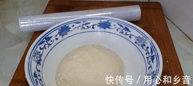 松软|这种创意油条做法，外皮酥掉渣，里面松软香甜，好吃又简单！