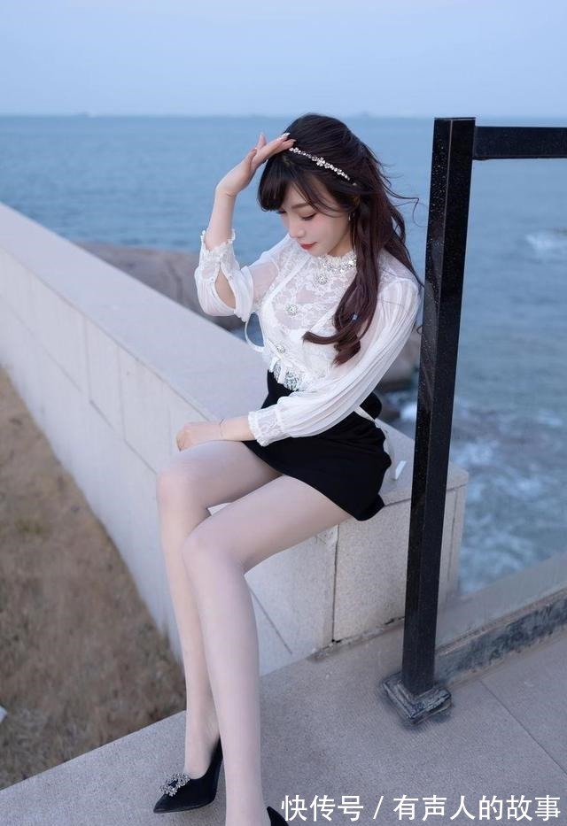 短裙 白色雪纺衫搭配黑色高腰短裙，简约的款式舒适耐看，气质怡人！