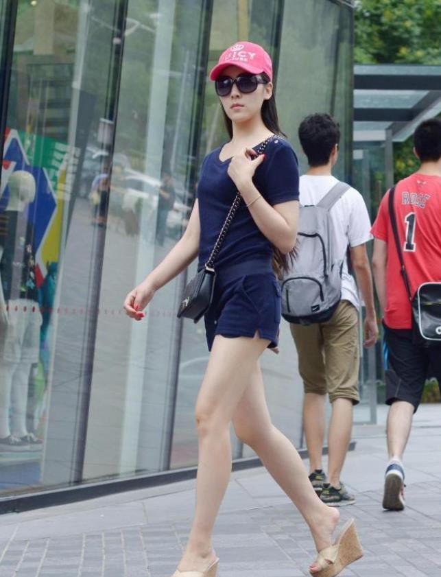 开叉式|街拍小姐姐深蓝色的运动短裤搭配深蓝色的修身半袖,很有少女范