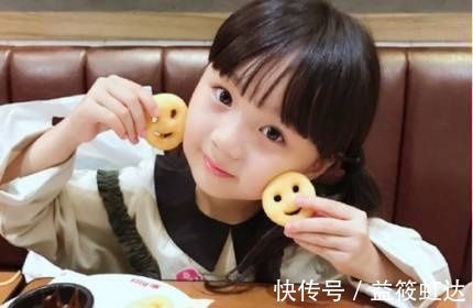 早生娃|二胎妈妈带娃机场照火了,网友羡慕:后悔没有早一点生孩子