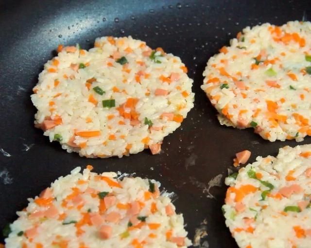 早餐|剩米饭这样做早餐,喷香焦脆,大人小孩都爱吃