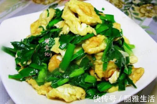 做韭菜炒鸡蛋时，万万别直接炒，多加这1步，韭菜更翠绿，不下水