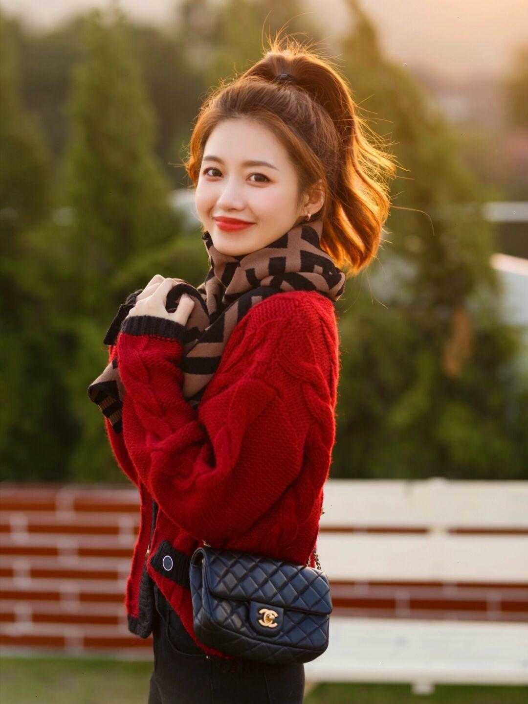 穿搭|今年流行红色毛衣,搭配半裙,裤子都气质,简约还高级