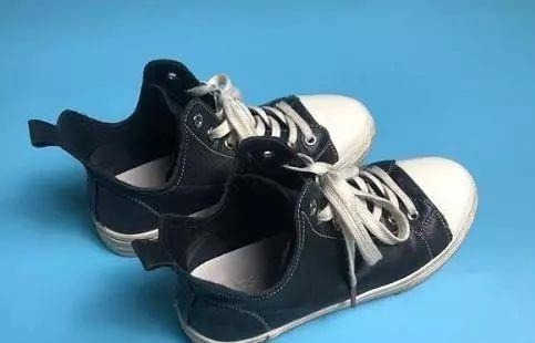 高跟鞋 鞋子散发臭味,别急着水洗!往里撒点“东西”,再臭也能轻松去除