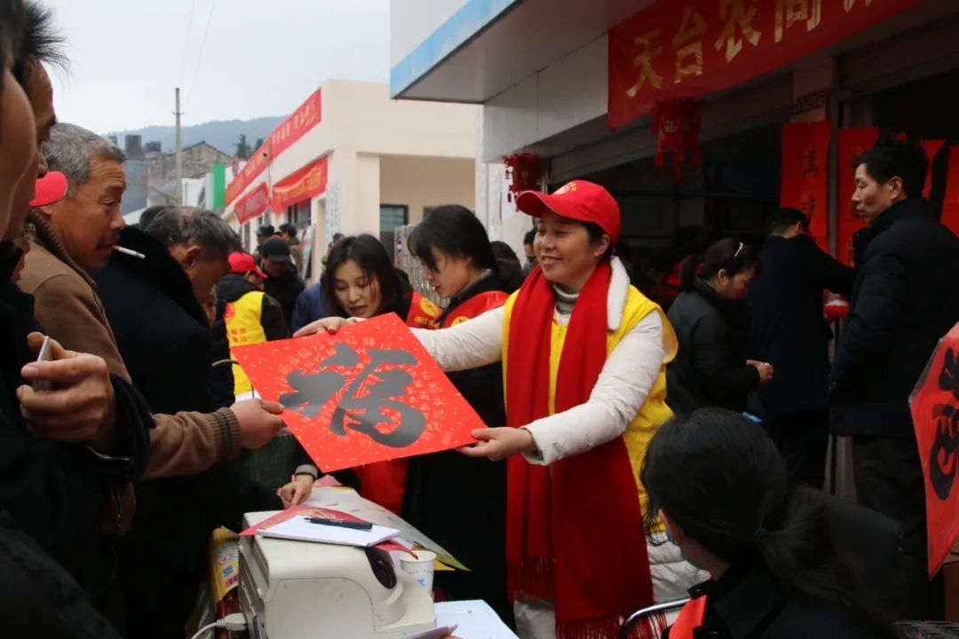 美景在您眼前, 我们在您身边!——叶彩肖和她的旅游志愿者服务队