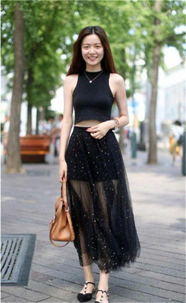 街拍:美女齐肩短发穿衬衫裙,气质温文尔雅,楚楚动人