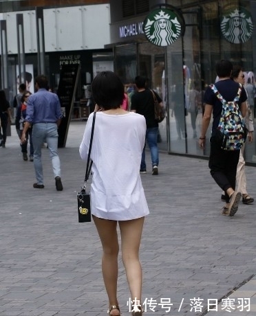 显瘦|街拍:戴墨镜的美女,黑色短裤搭配白色T恤,显瘦又不失时髦