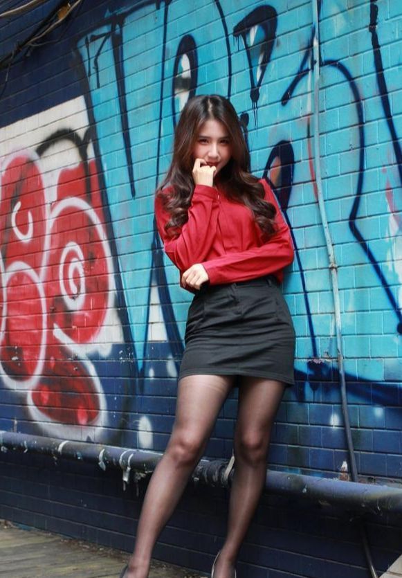 穿搭 红色衬衫搭配黑色包臀裙,优雅又知性,绽放女性魅力