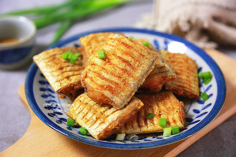 煎带鱼的一些小妙招，做着更简单，外酥里嫩，香味可以飘到隔壁