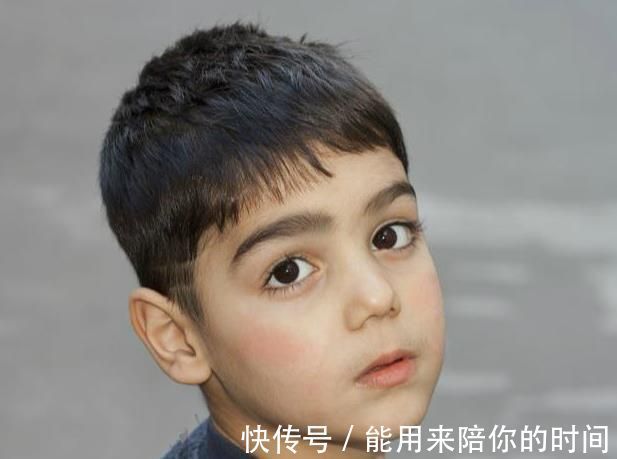 幼儿园|男孩在幼儿园被小女生亲了一下脸蛋,这位妈妈的做法堪称教科书!