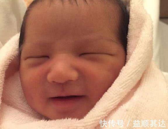 宝妈|小宝宝睡觉时,为何会抿嘴偷笑?背后这三个原因,宝妈别忽视!