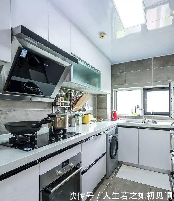 厨房|5㎡厨房这样装，好看又实用！见缝插针塞冰箱，打满橱柜收纳强！