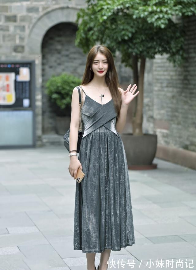 路人 路人街拍,小姐姐内搭一条超短裤,时髦有看点